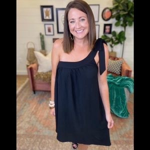 Beautiful one should black dress!